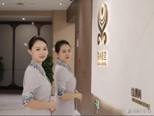 有乘客反映海航空姐头上戴着发簪，感觉有一定的危险性。实际上这是多虑了，安全是发簪