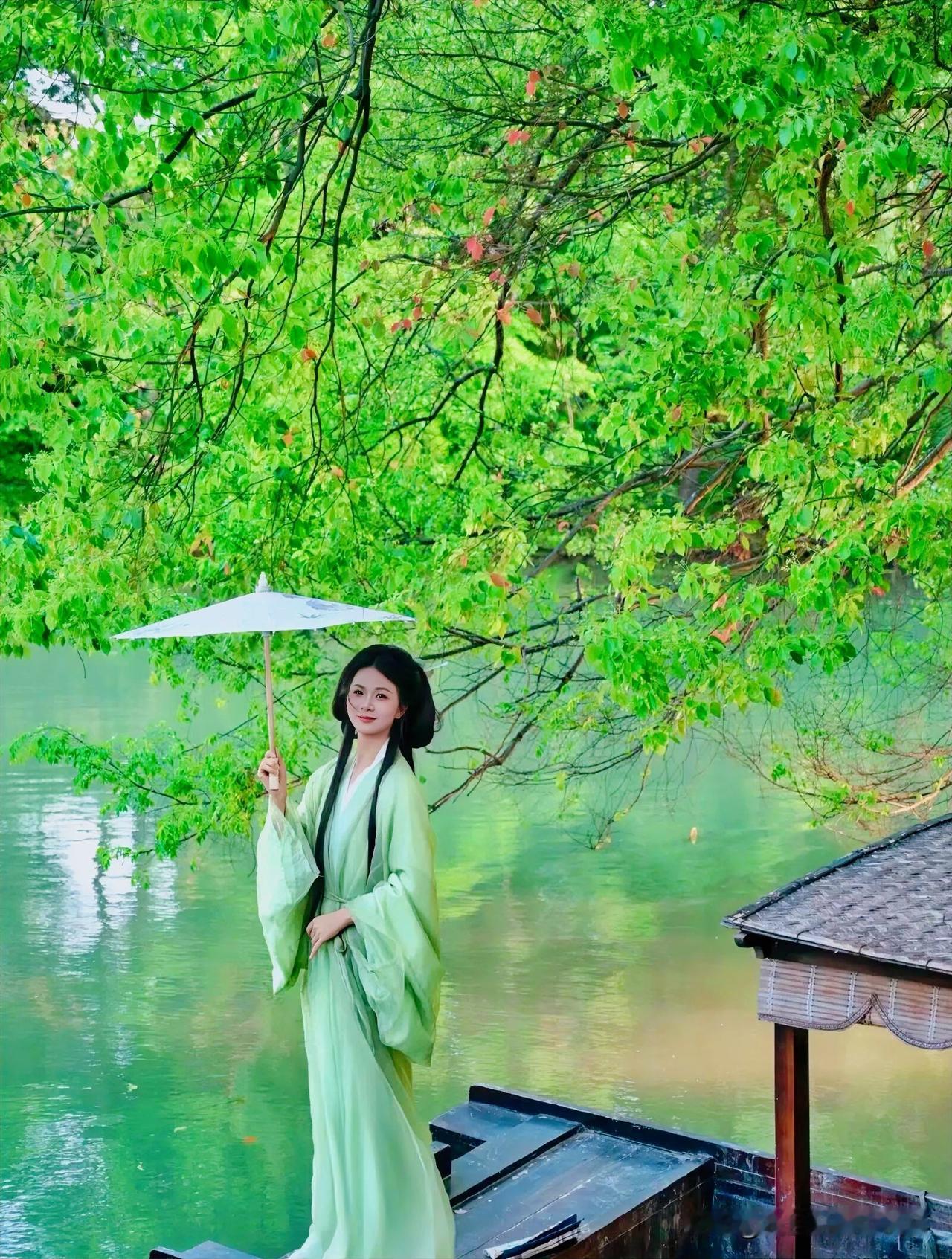 上联：江南四月伤春暮
下联：有请雅士[玫瑰][玫瑰][玫瑰]
