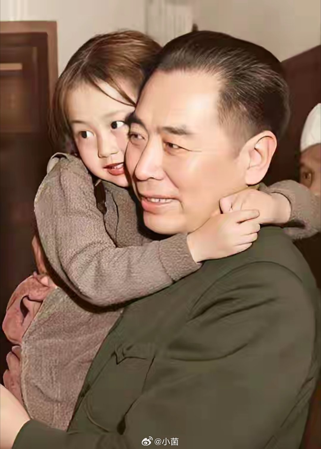 历史时光一张老照片，周总理怀中抱着的这位小女孩是谁？她就是陈毅元帅的女儿陈珊珊，