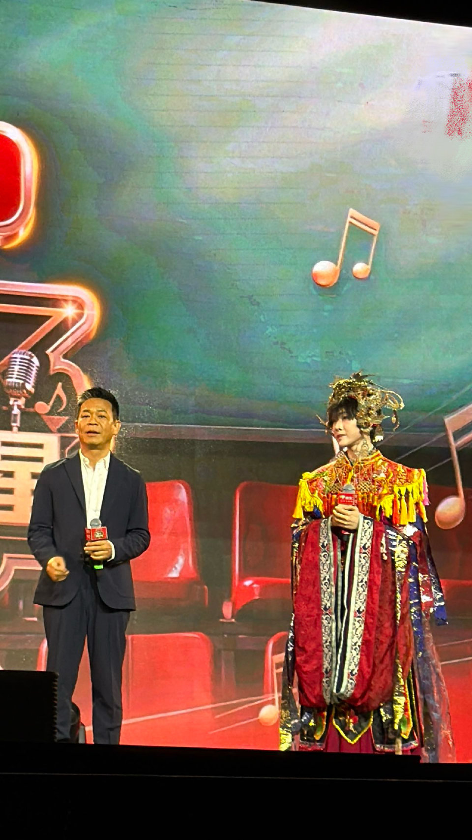 05后带整活祖师爷玩转非遗 成都校园之星舞台太惊喜！05后陈楚念携手60后孙浩同