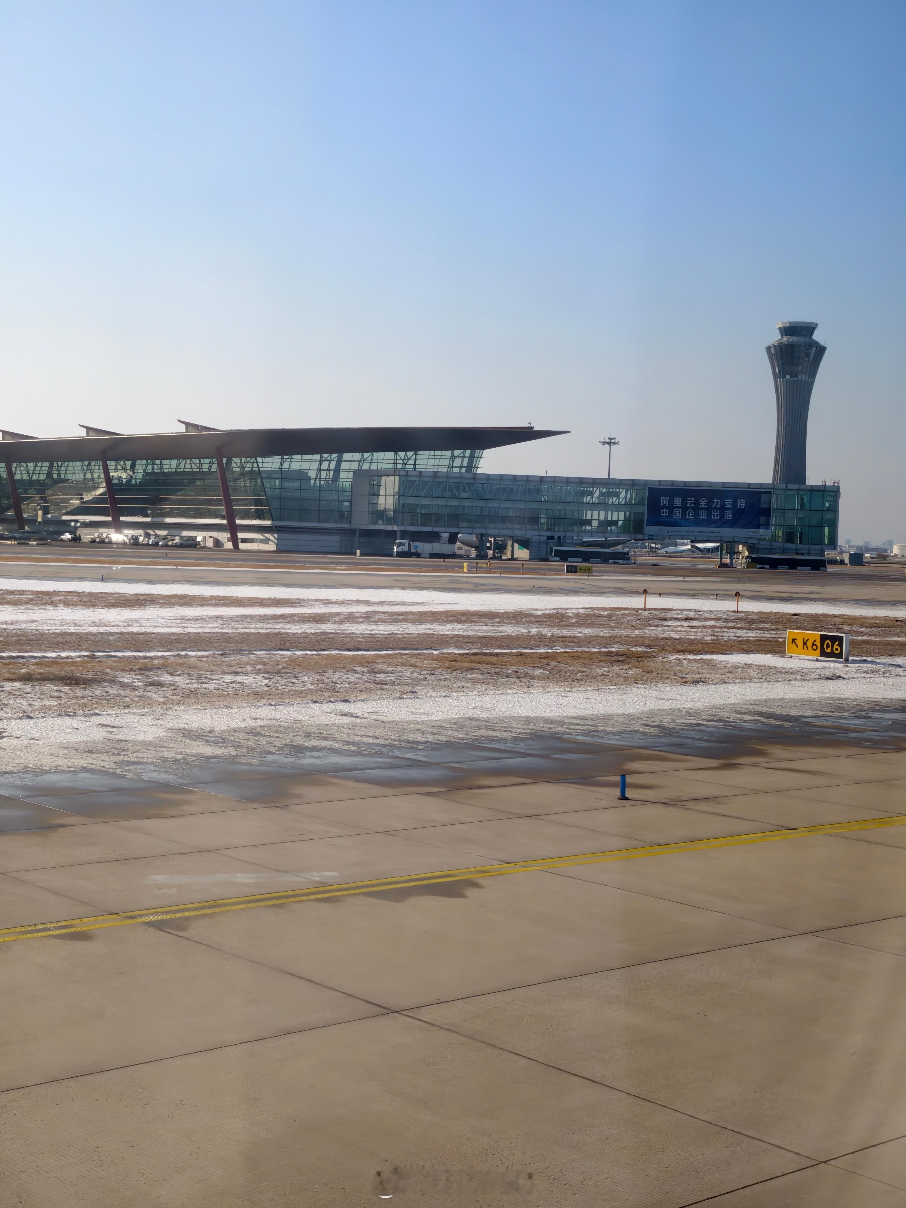 落地北京，这个时候来看雪是不是来不及了。 北京·首都机场T3航站楼