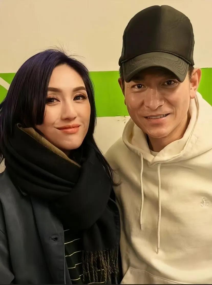 和刘德华合影这位女神是谁？非常漂亮