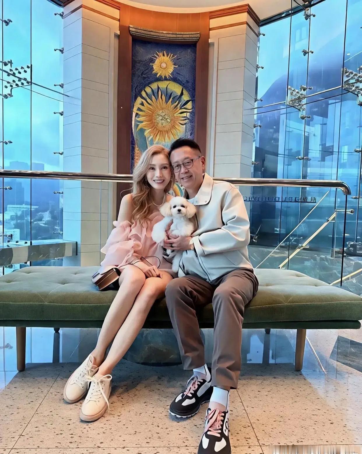 李嘉欣和老公的合影，两人的感情一直很稳定，感觉她老公都变年轻了。 ​​​