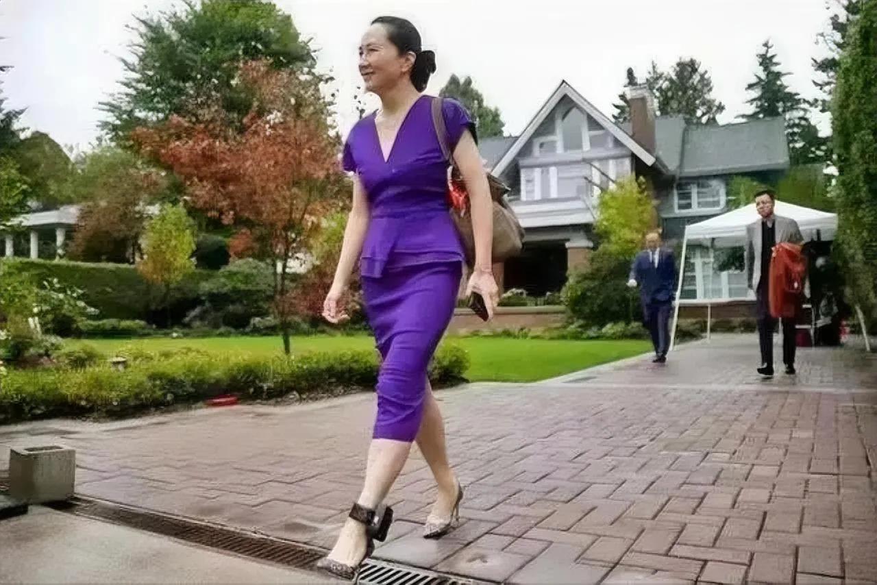 电子脚镣，顾名思义，是套在犯罪嫌疑人脚上的一种电子监控装置。这种监控设备与传统的