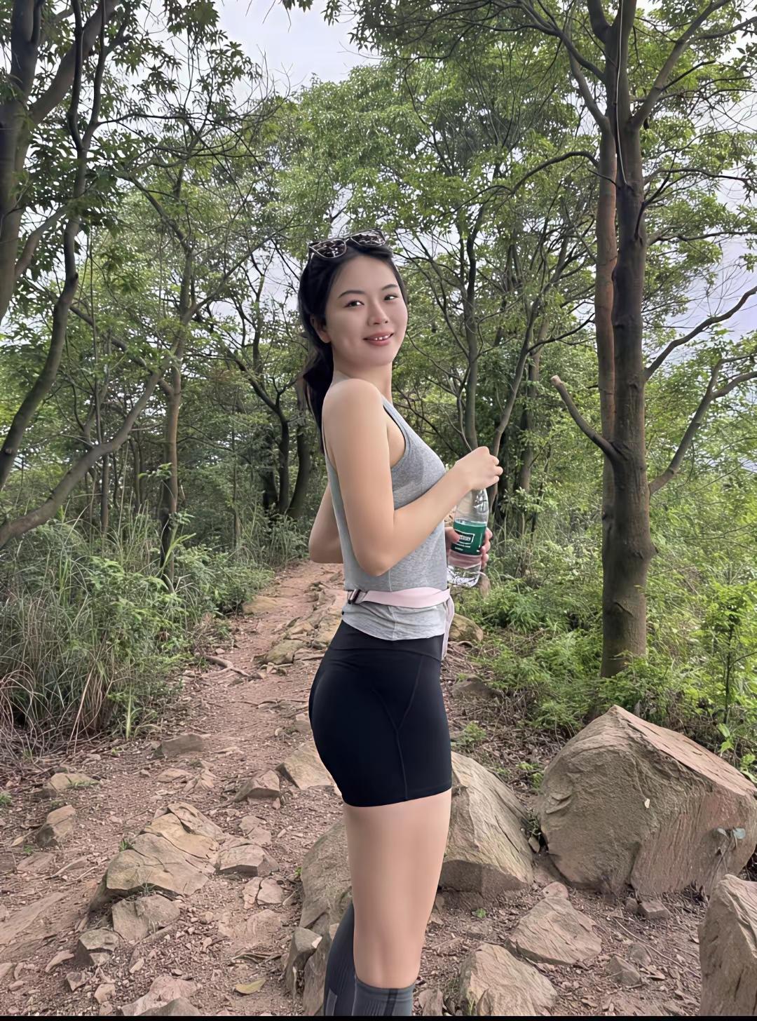 今天的天气不错
适合有氧运动
年纪大了
爬到山顶累的不行
只要对身体好
不管那么