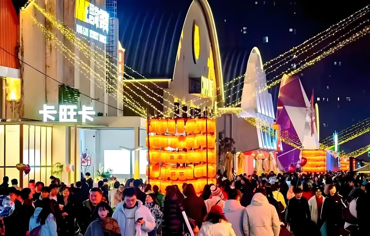 合肥人的夜生活，庐阳区和蜀山区的烟火气差距，逛一次就懂了！一个是老牌夜市藏着老合