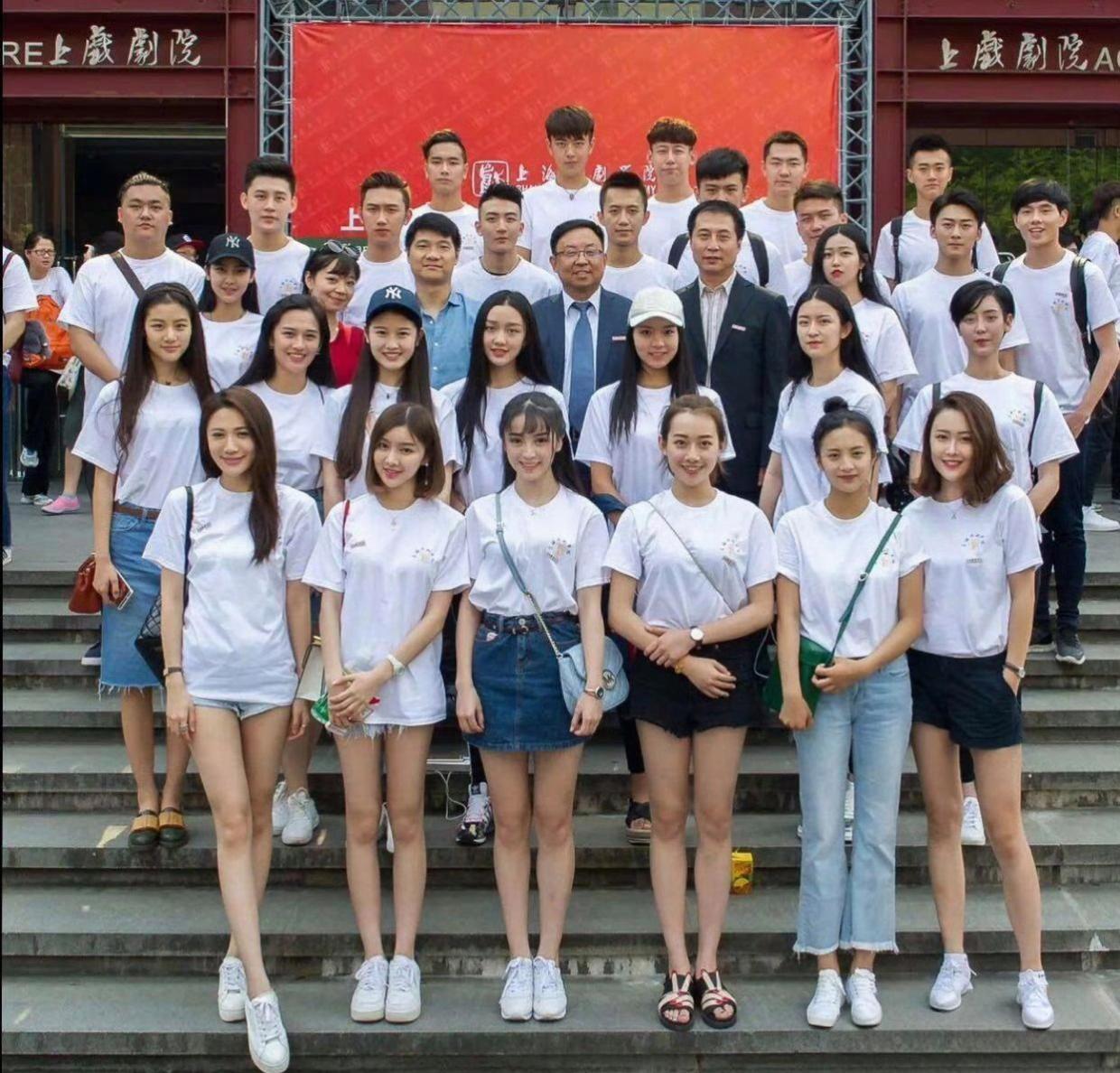 本来是看田曦薇，却让我眼花缭乱的看了很多其他女生！ 