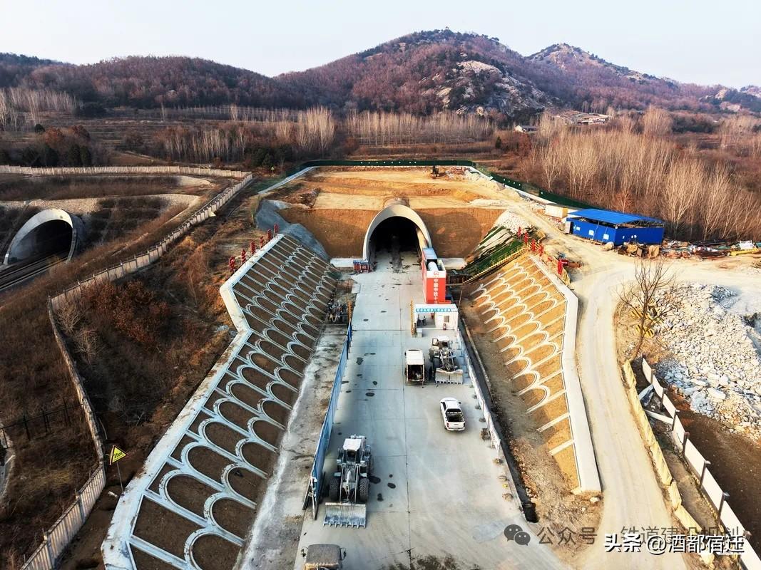 宿迁至青岛高铁再传捷报！
潍宿高铁至青岛连接线重点控制性工程——报屋山隧道开挖进