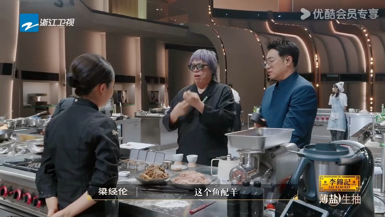 美食综艺厨师用机器擀饺子皮遭质疑百厨大战好多观众看到厨师直接机器擀皮就下意识觉得