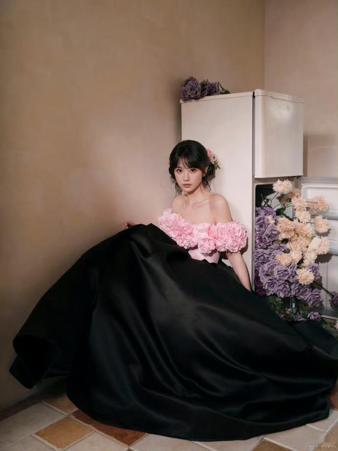 田曦薇这身黑粉一字肩礼裙太美了呜呜呜呜呜呜[苦涩]完全是花仙子🌸 