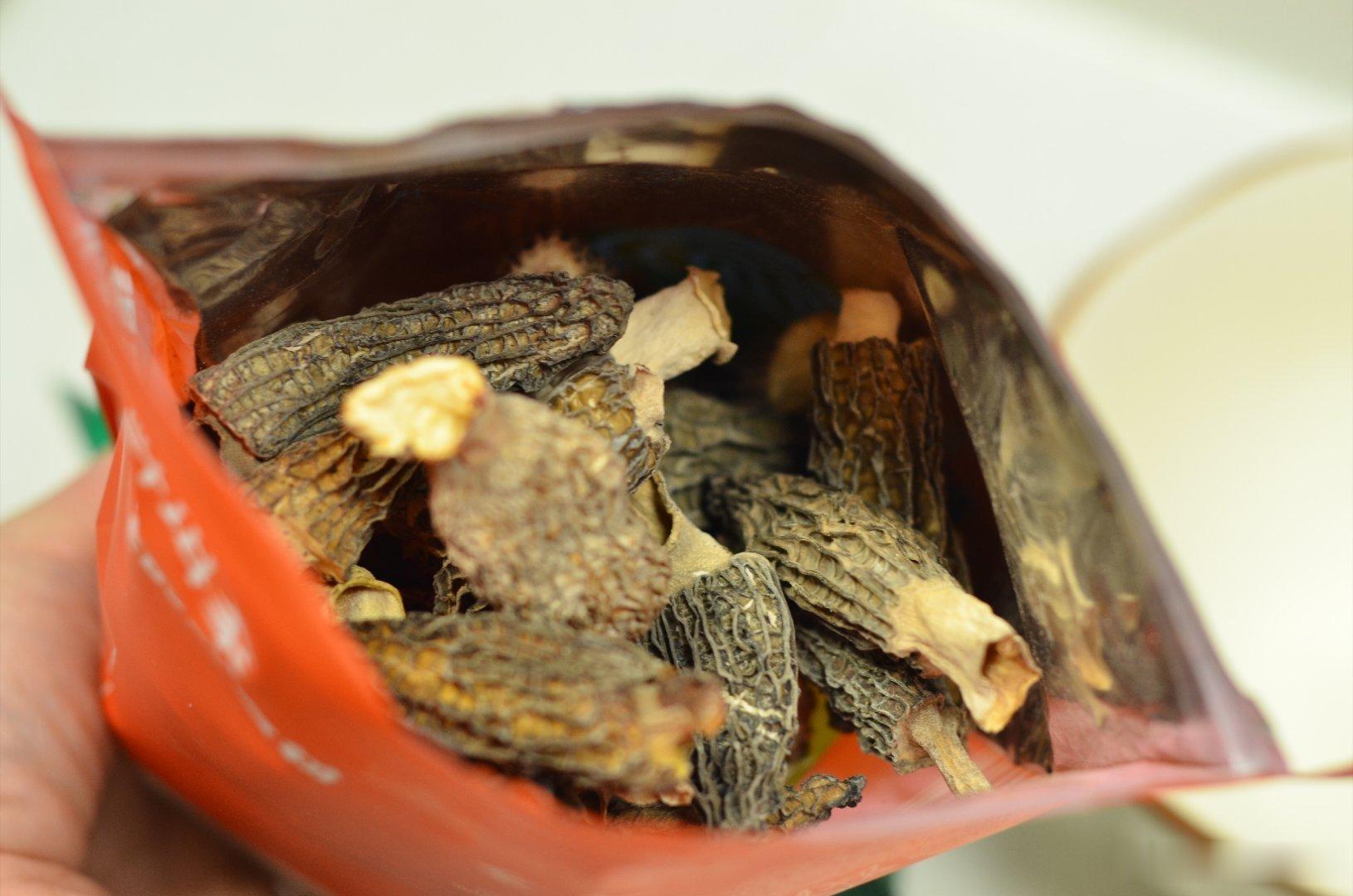 泡了点羊肚菌，和无抗鸡翅一起煮了汤，暖暖和和的，养胃～ ​​​