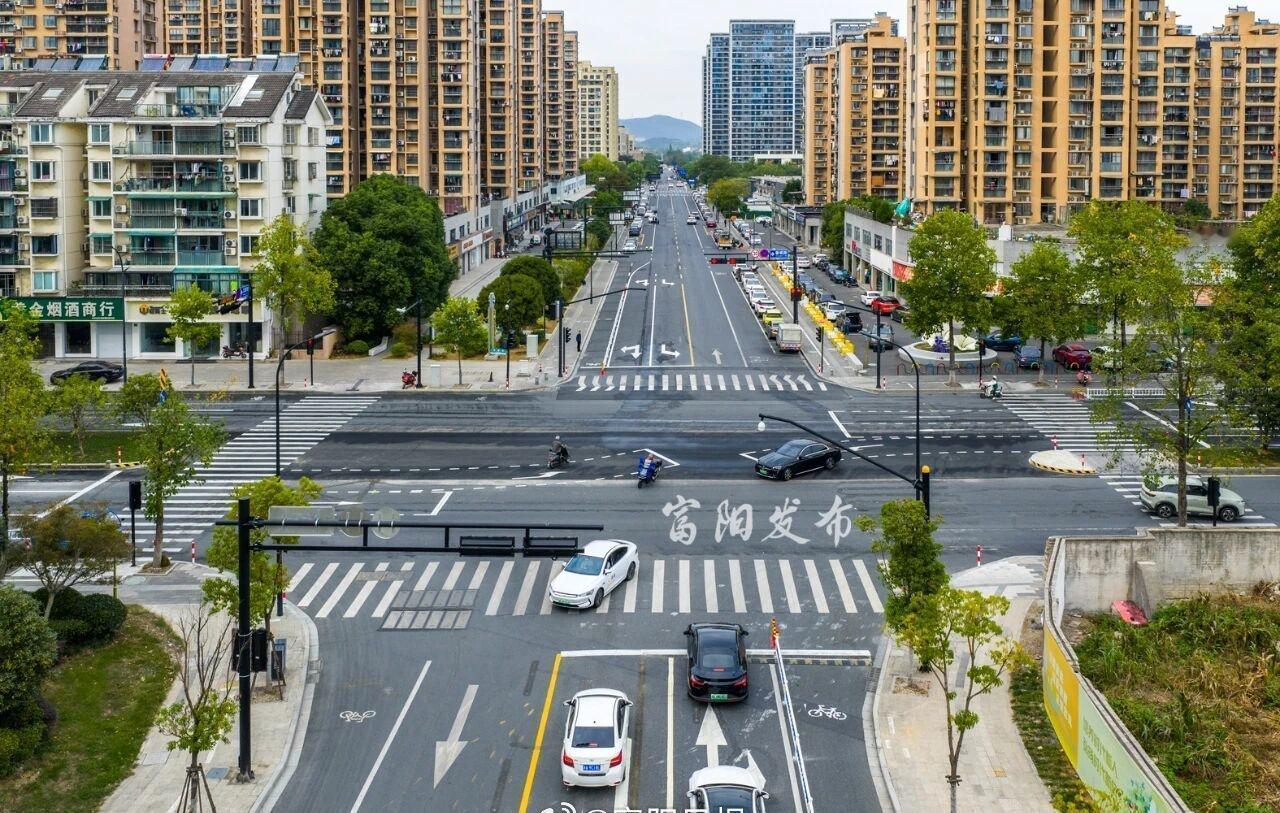 【通车！富阳一路口改造提升完成】浙很富阳富春民生汇 近日，香槟路与文居街交叉口交