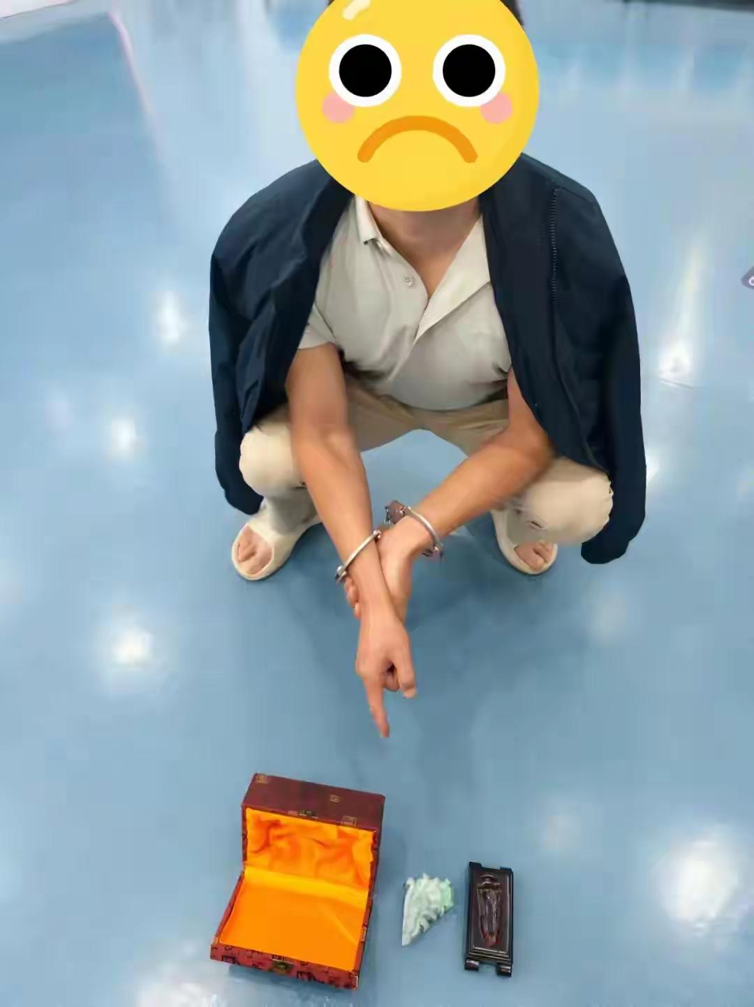 昆明，男子有着一份体面的工作，是一家企业中层管理，月薪2万元，却花大价钱整容健身