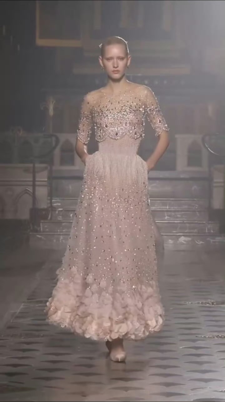 刘诗诗裸粉长裙听说刘诗诗今晚vogue活动，将演绎Georges Hobeika