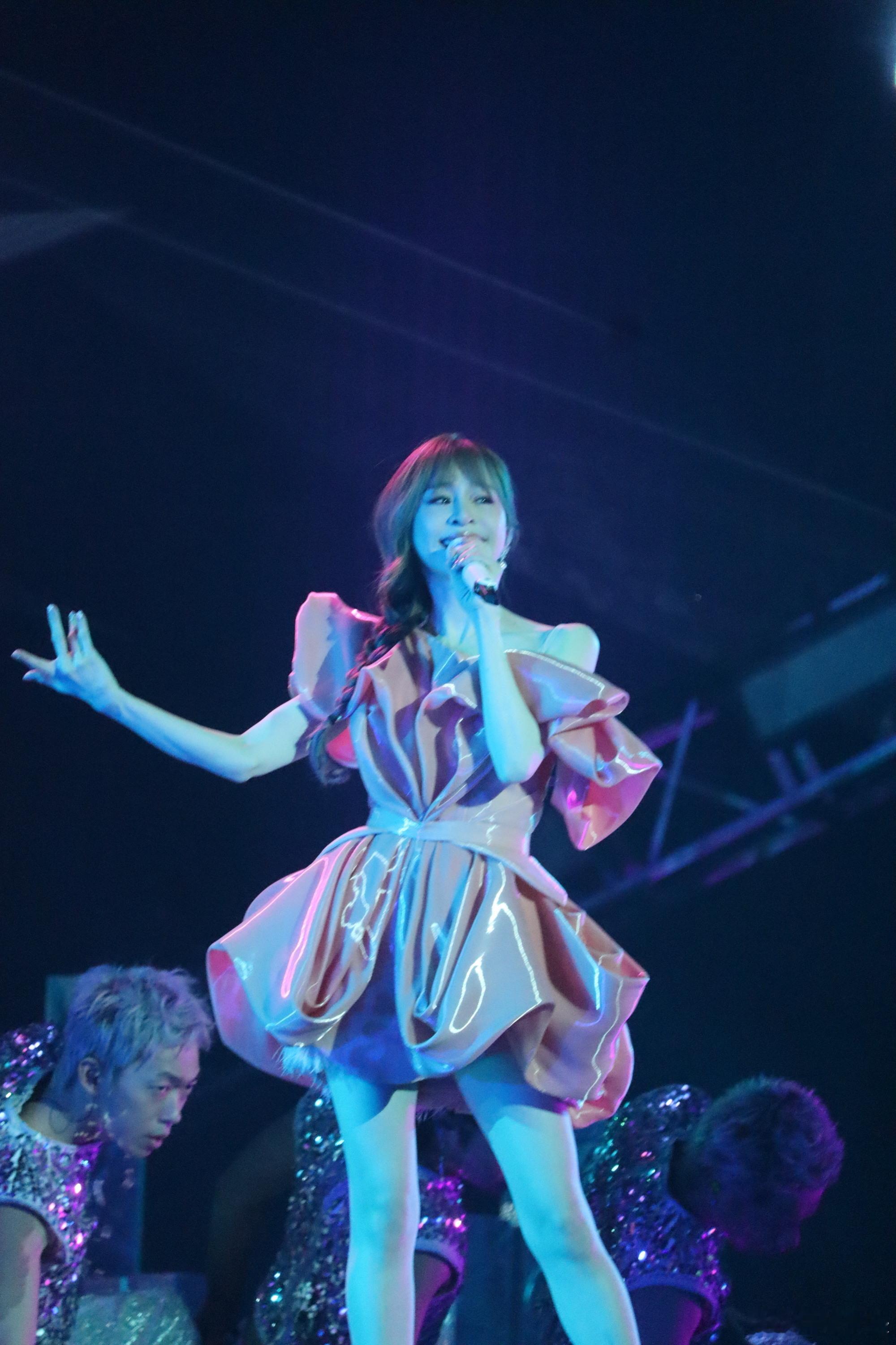 王心凌演唱会 圆梦了！终于在现场听到王心凌唱《爱你》，熟悉的旋律搭配甜美的笑容，