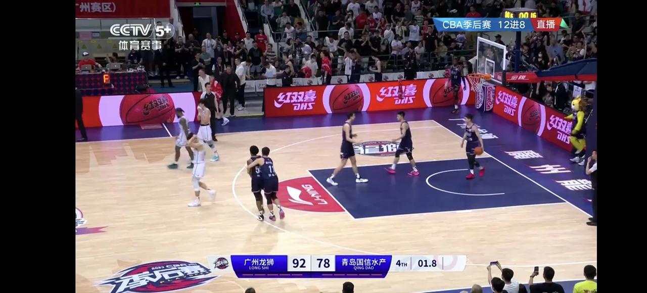 广州92：78青岛，大比分2：0，率先挺进8强，比赛精彩纷呈，倒地拼抢画面很多，