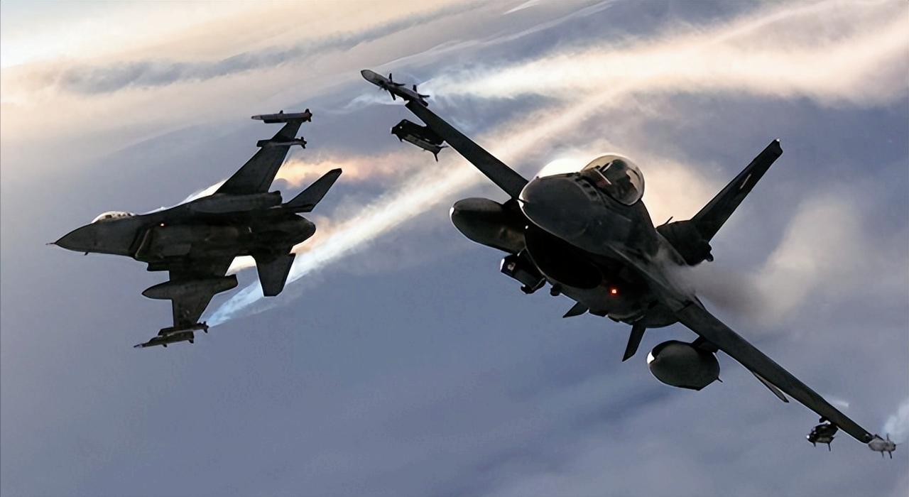 波罗的海又上演“空中贴贴”！最近波兰直接派出两架F-16战机，在波罗的海国际空域