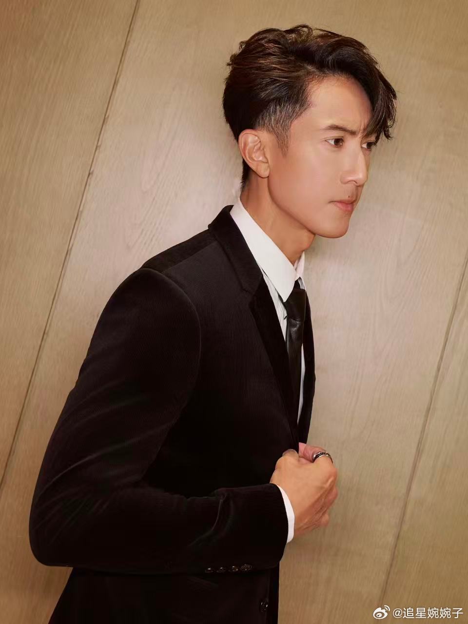 吴尊新中式造型出发巴黎男装周吴尊还是一如既往的帅气呀，整个人也太适合新中式的造型