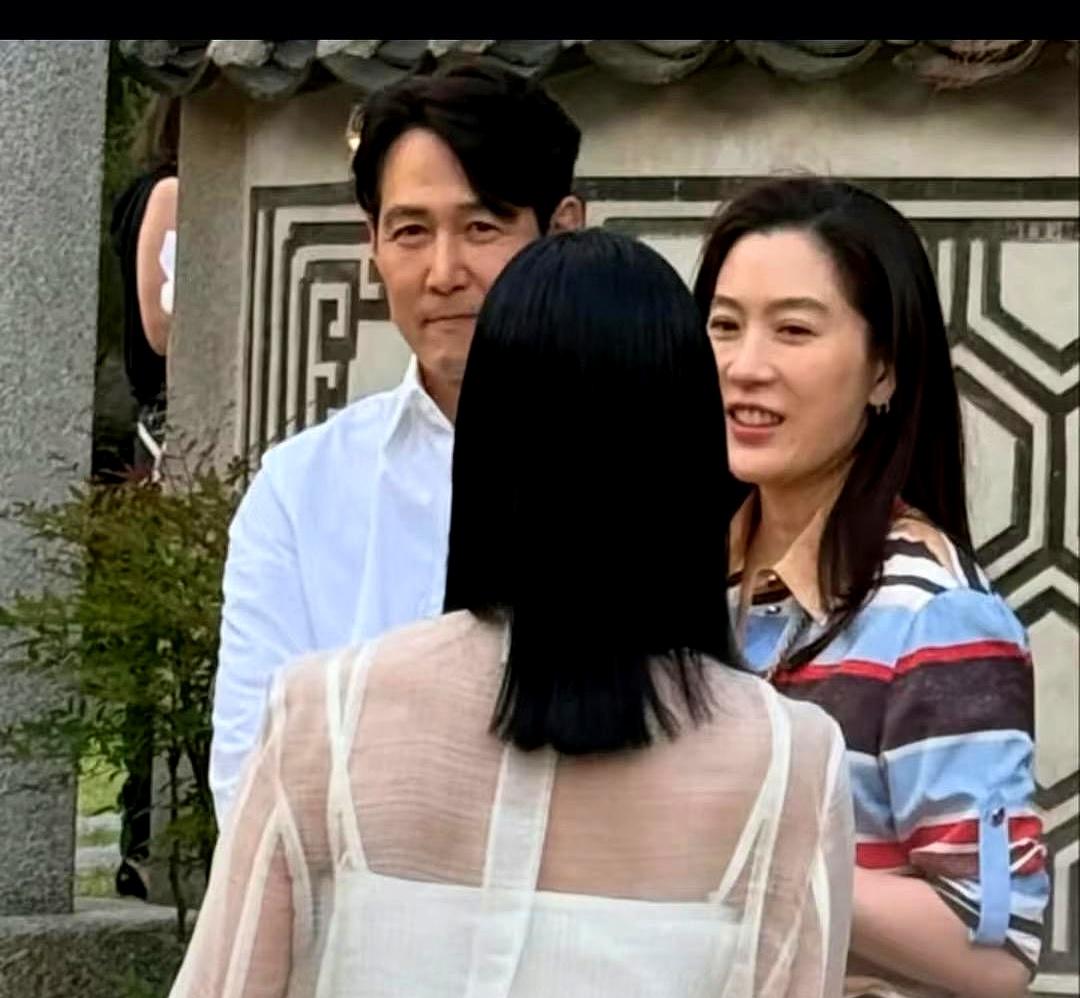 49岁的林世玲一出场，真的很难让人不多看两眼。
说白了，这哪像“前太子妃”，气质