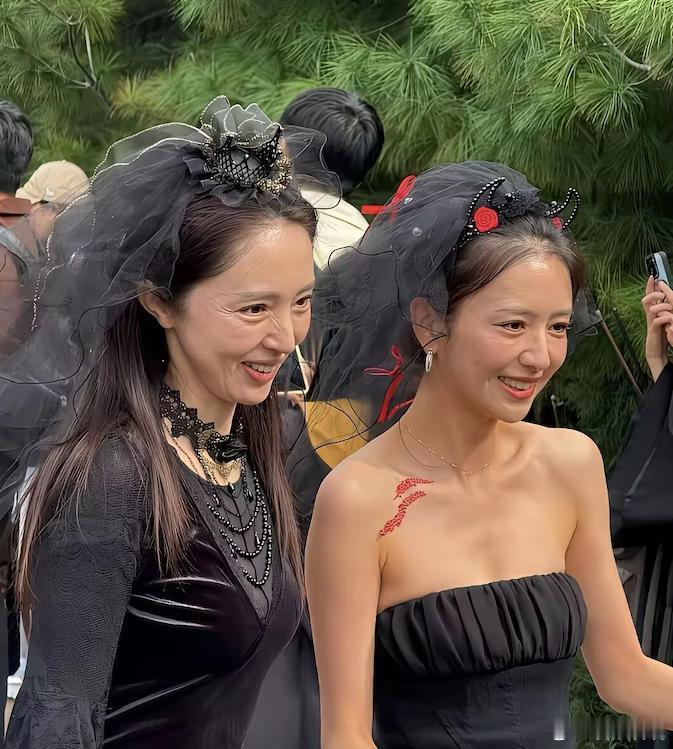 董璇佟丽娅两人仅仅相差四岁，让女人最害怕的衰老就很明显的被展现了出来。之前两人一