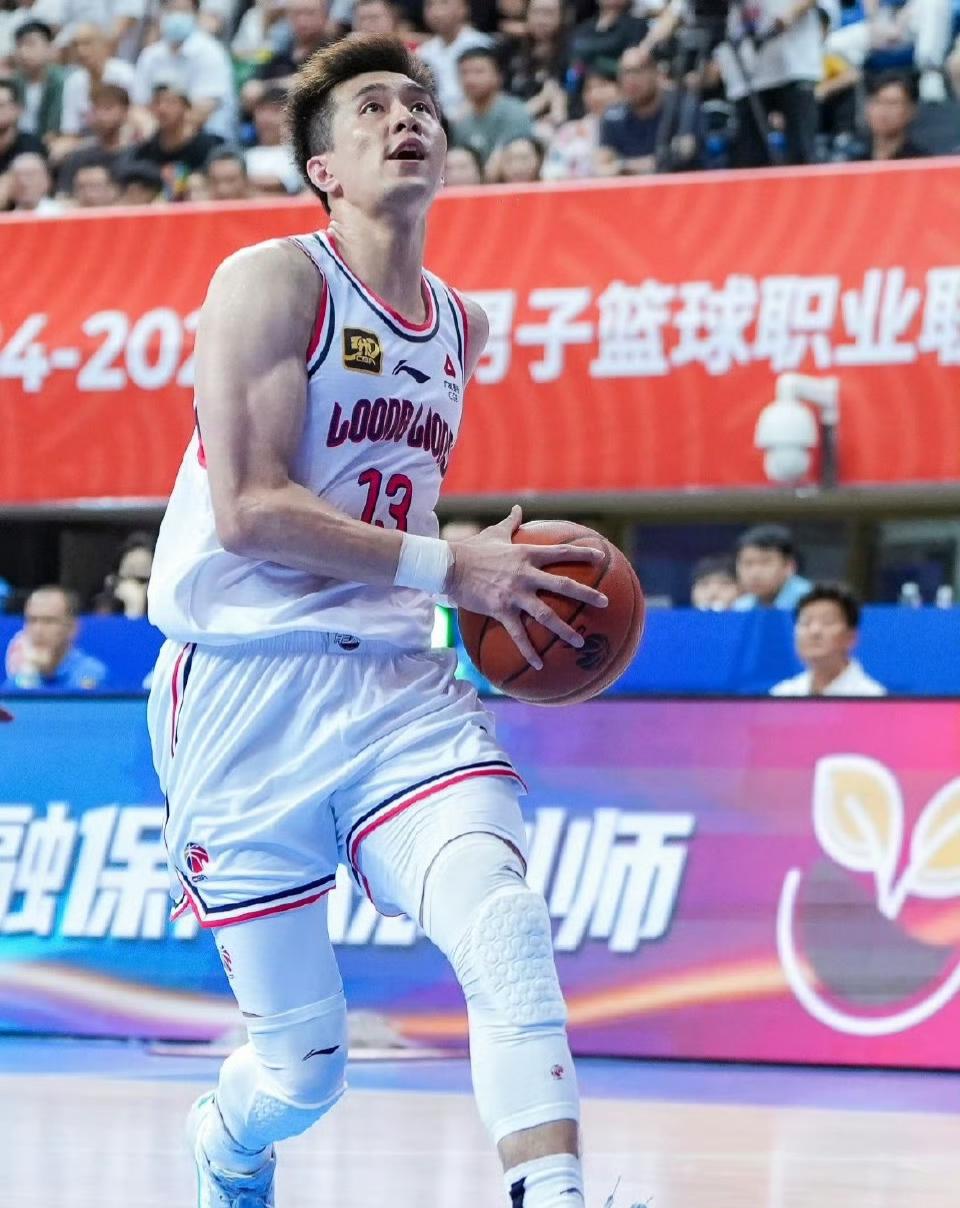 广州龙狮正式官方宣告不行使郭艾伦的D类顶薪合约的优先续权，双方两年的合作到此为止