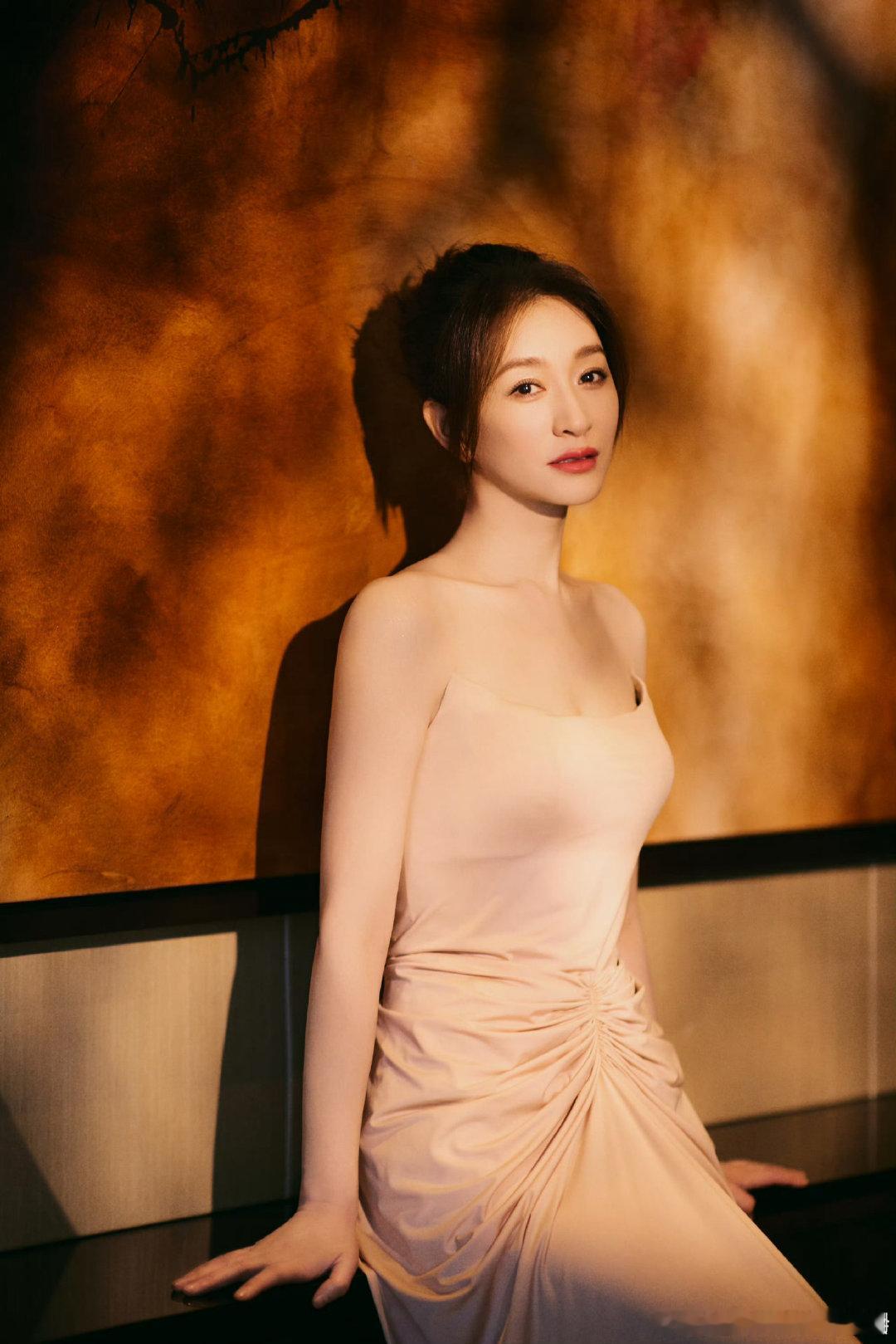 李小冉是真的想踢馆歌手 你好星期六从好六追问何老师赛程，到歌手现场落座观赛，李小