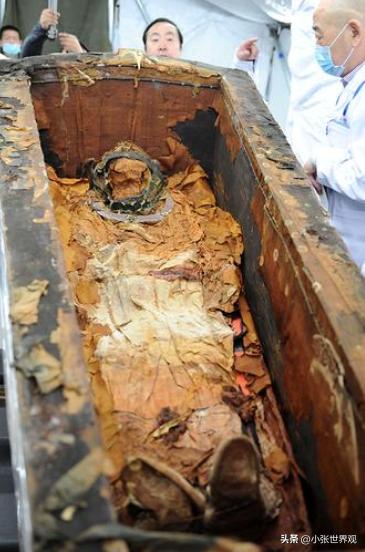 1982年，四川挖出一具遗骸，脚带七八斤大铁链，脚踝钉有四颗大铆钉，此人竟是失踪