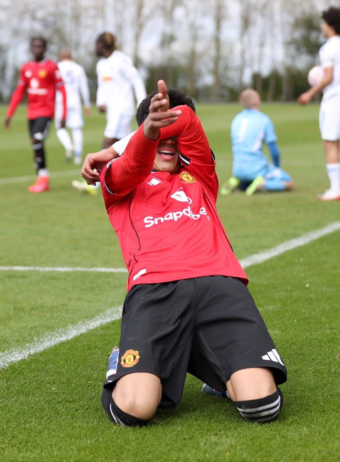 JJ加布里埃尔在曼联U18梯队2-0战胜利兹联的比赛中打入他的赛季第20球！曼联