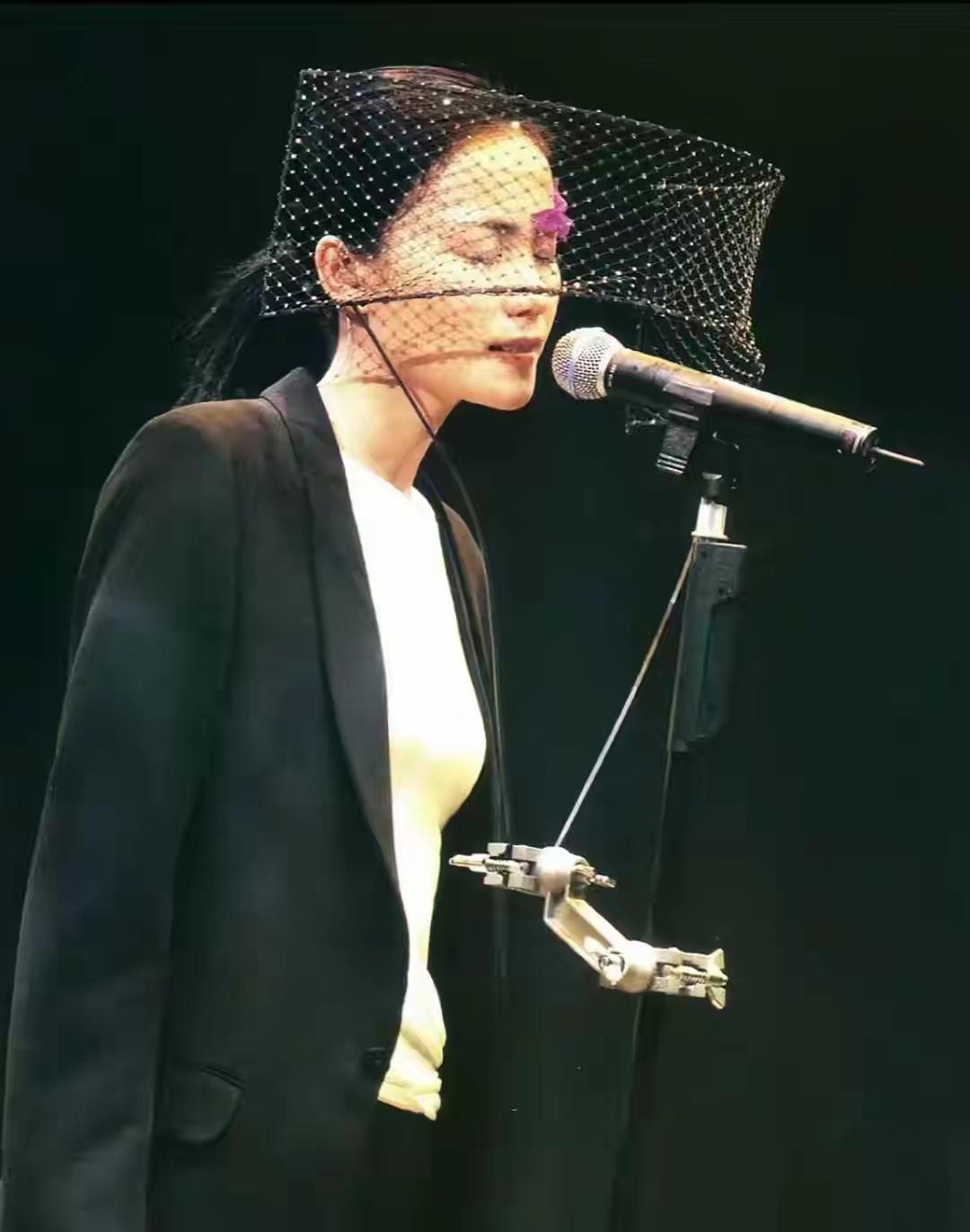 说起娱乐圈神隐的明星，王菲算一个，人不在江湖，江湖却总有她的传说。当然可以一直神