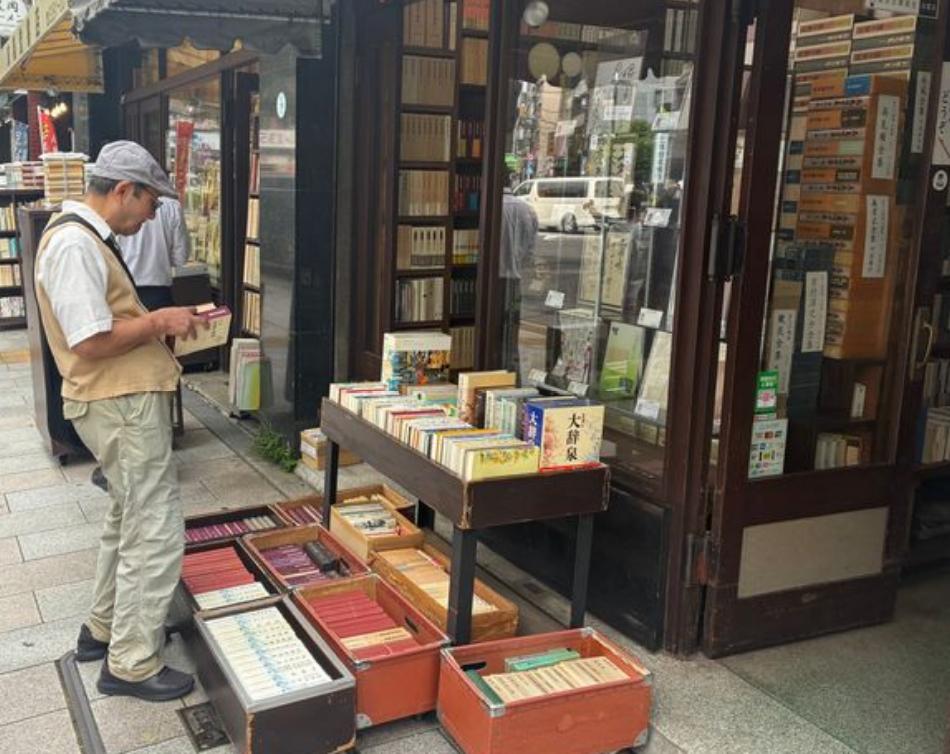 日本一些古书店最近遇到了一件很反常的事：以前很难卖的专业旧书，突然有人成批买。