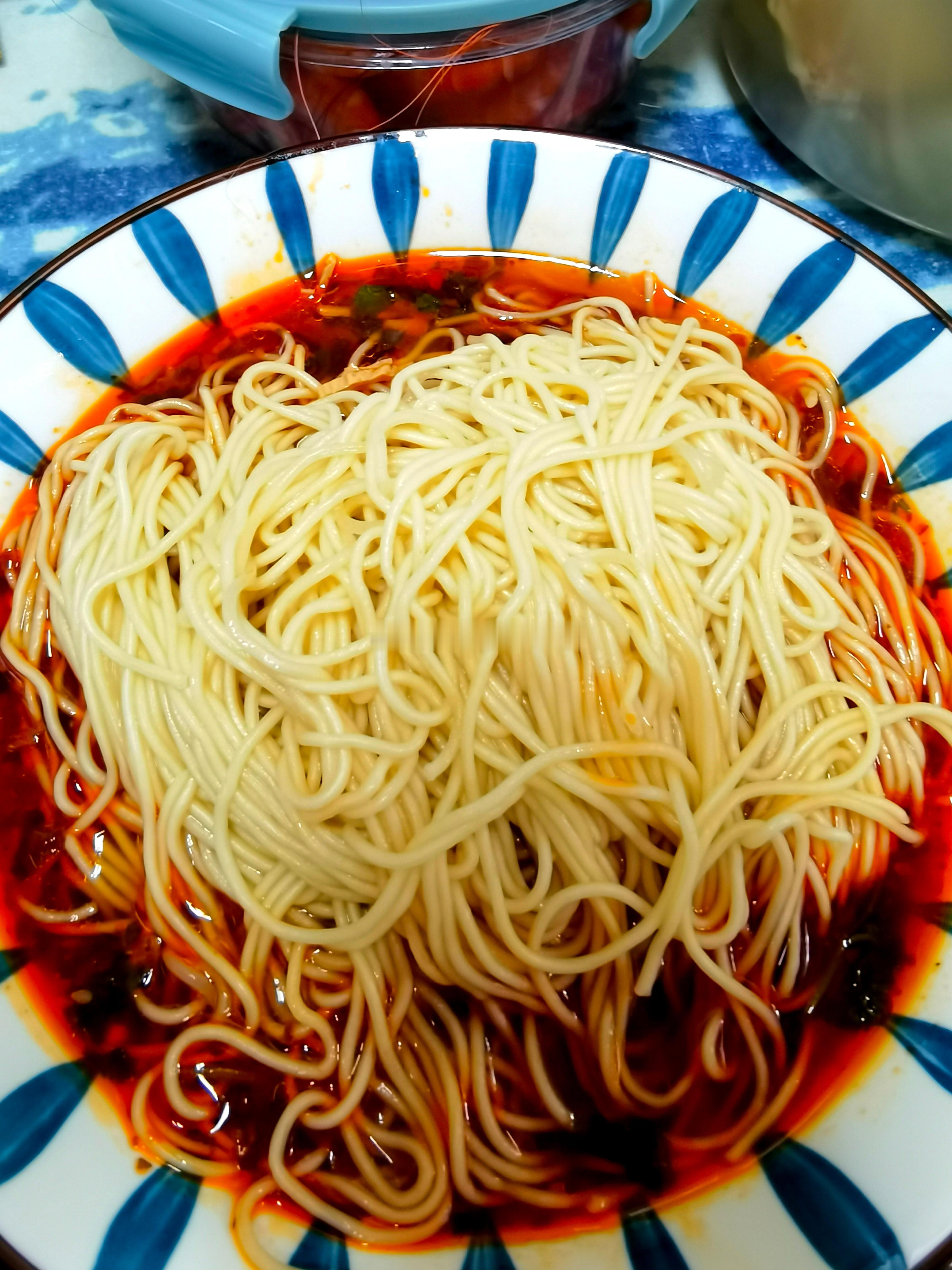 早餐：川味汤面。今早做了凉拌云丝，就顺便随手用现成的川味拌料做了碗汤面，没加其他