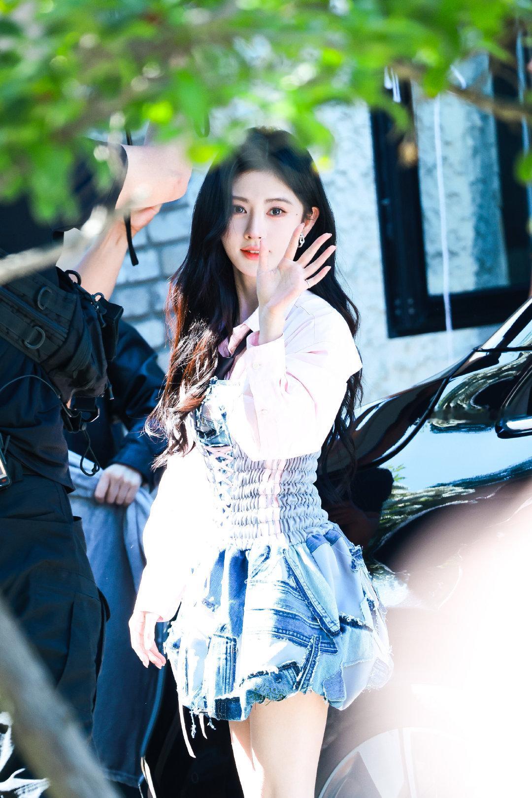 jjy鞠婧祎来战 jjy鞠婧祎阿黛 “玫瑰之所以是玫瑰，是风与光的眷顾，更是视线