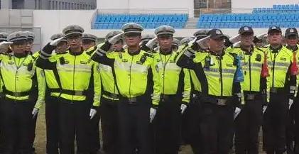 网上有人说：40岁以上的辅警“上不去，躺不平，下不来”，我不这么看。

1，40