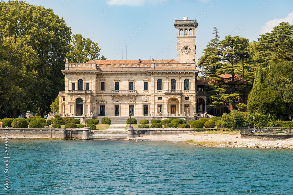 意大利科莫湖（Lago di Como）历来是富豪们度假的天堂，四周座落着依山傍