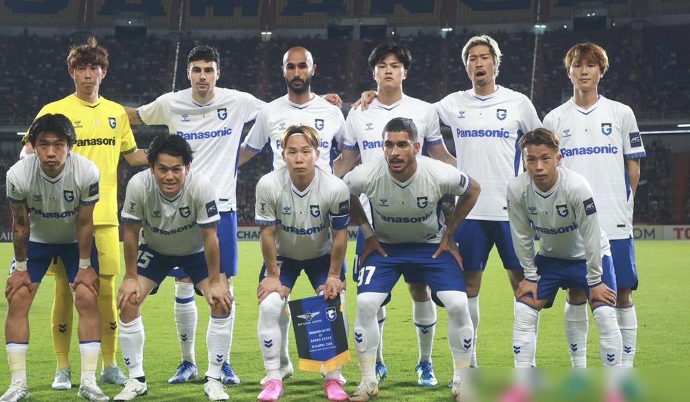 C罗被换下时脸都黑了，评分全队最低，利雅得胜利却5-1屠杀对手晋级！
你看着他