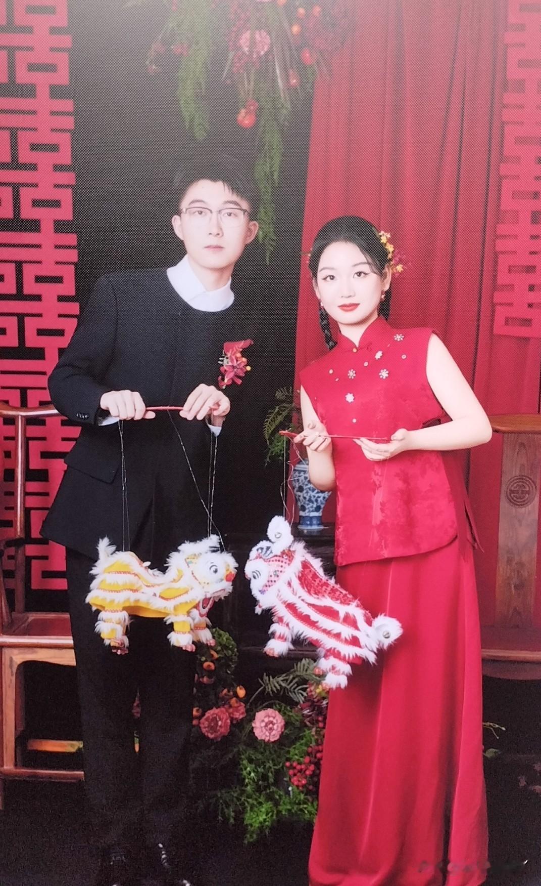 今天拿到了儿子的婚纱照，翻开看看：有婚纱系列，有中国红系列，有公子哥系列…反正看