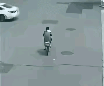 猖狂！白车司机明明知道撞了人，竟然还不刹车，继续往前推，这是要把被撞的女子置于死