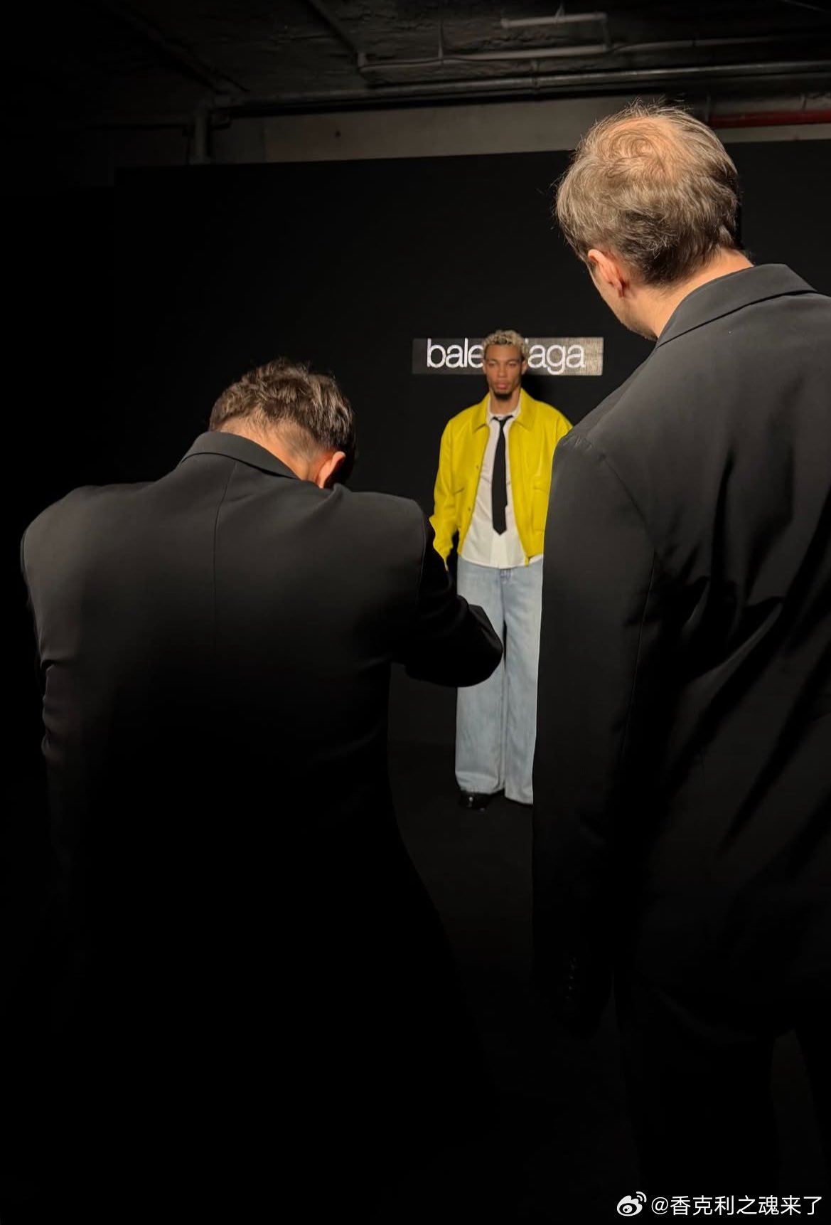 埃基蒂克为巴黎世家担任模特。 