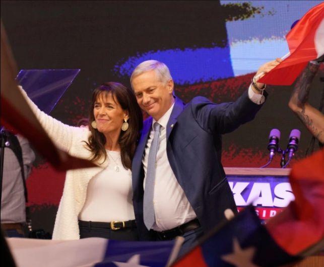 智利近日举行的新总统选举，极右翼候选人卡斯特胜出，他的支持率为58.18%，而哈