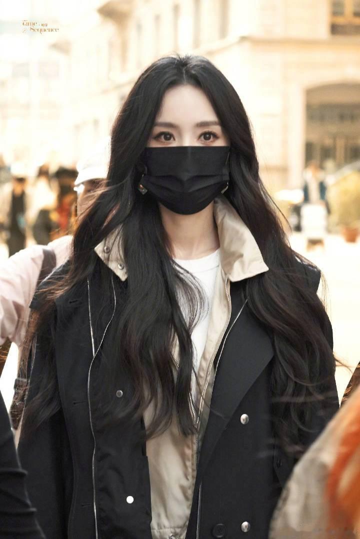 Prada认领杨幂 和柳智敏撞衫，到最后，谁知道prada认领的到底是杨幂还是柳