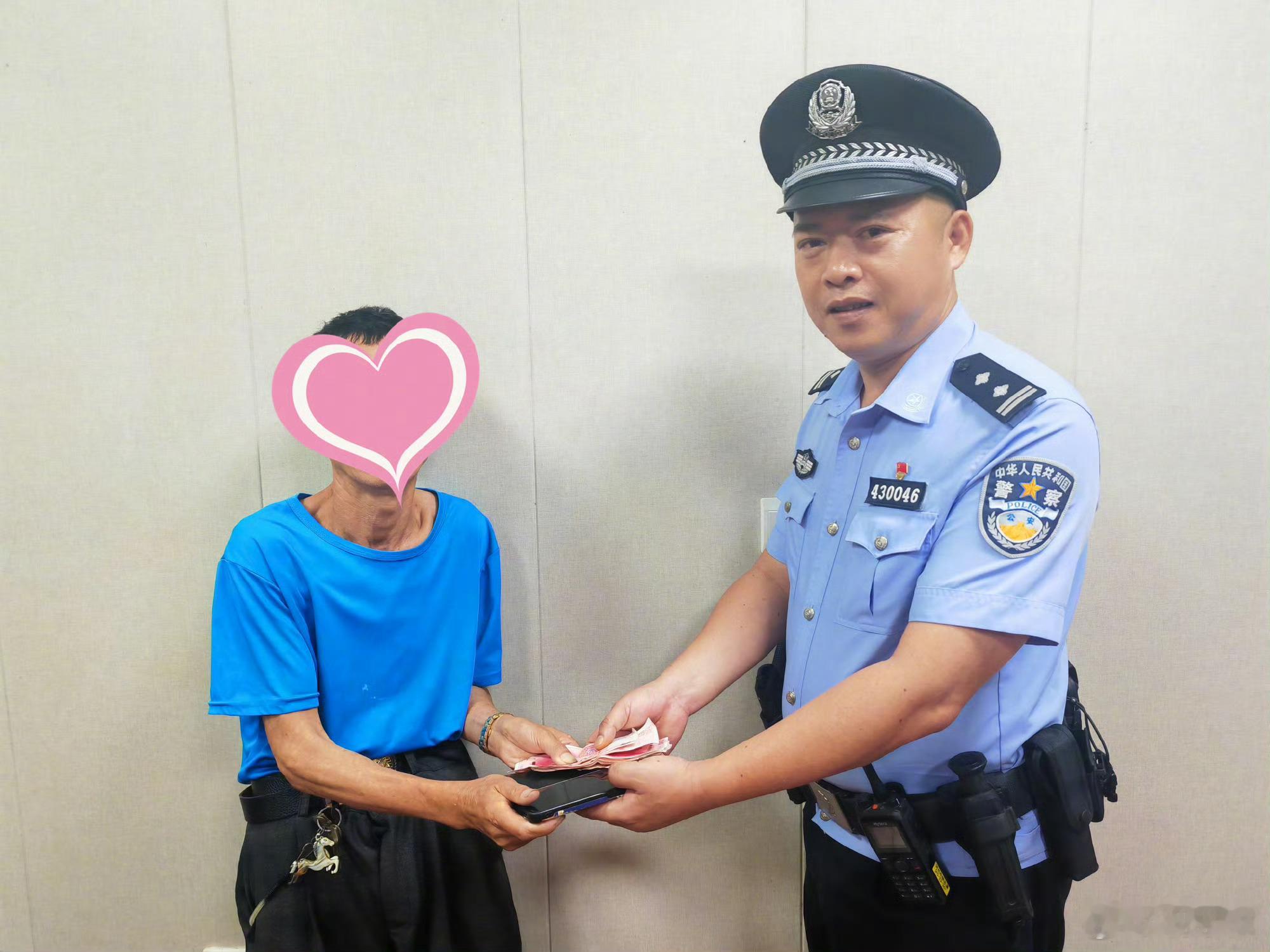 #泉州民警用5小时帮老人找回丢失的现金# 10月6日，吴老伯搭乘公交下车时不慎将