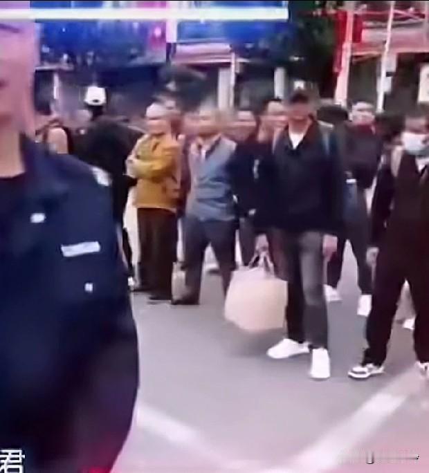 遣返无证外国人，是怎么潜入中国的?
组织部门这么多，不能人浮于事，清理非法入境外