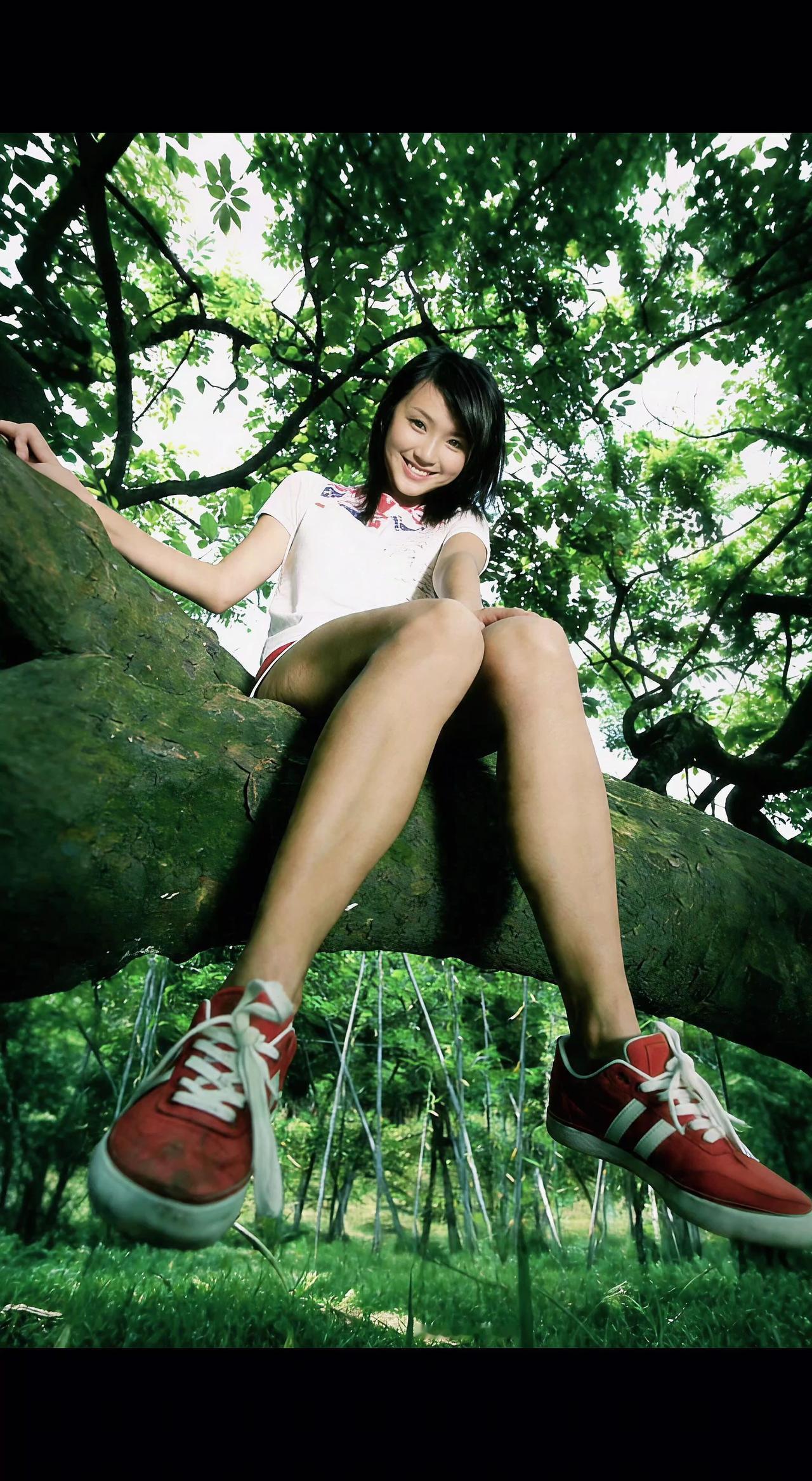 🌳 树影筛碎日光，红鞋轻晃成秋千🎈。风偷吻发梢时，才懂夏天是场盛大的留白。