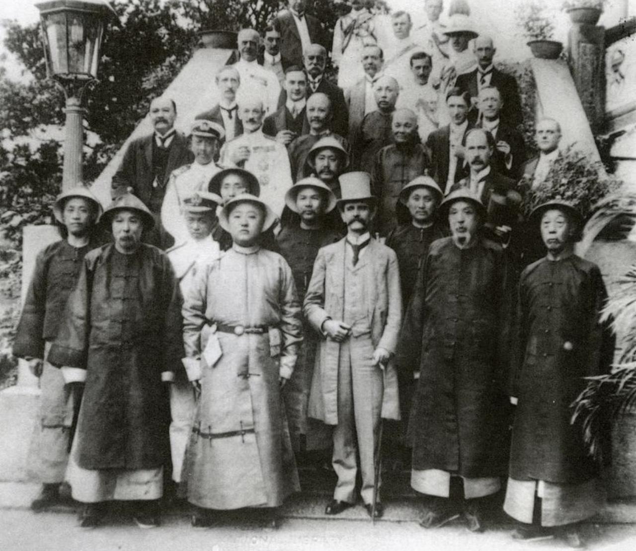 别以为清末宗室贝勒全是提笼架鸟的混子，1909年光绪的亲弟弟载洵，还真为重建海军