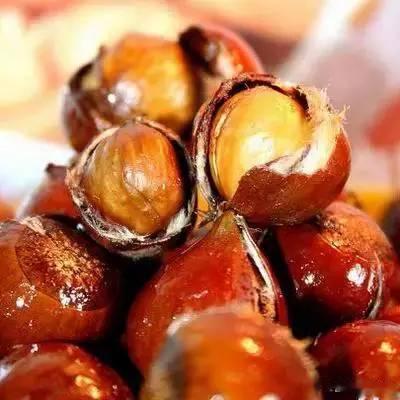 【6颗板栗等于1碗米饭？】栗子是一种深受大家喜爱的食物。秋冬季节，糖炒栗子的香味