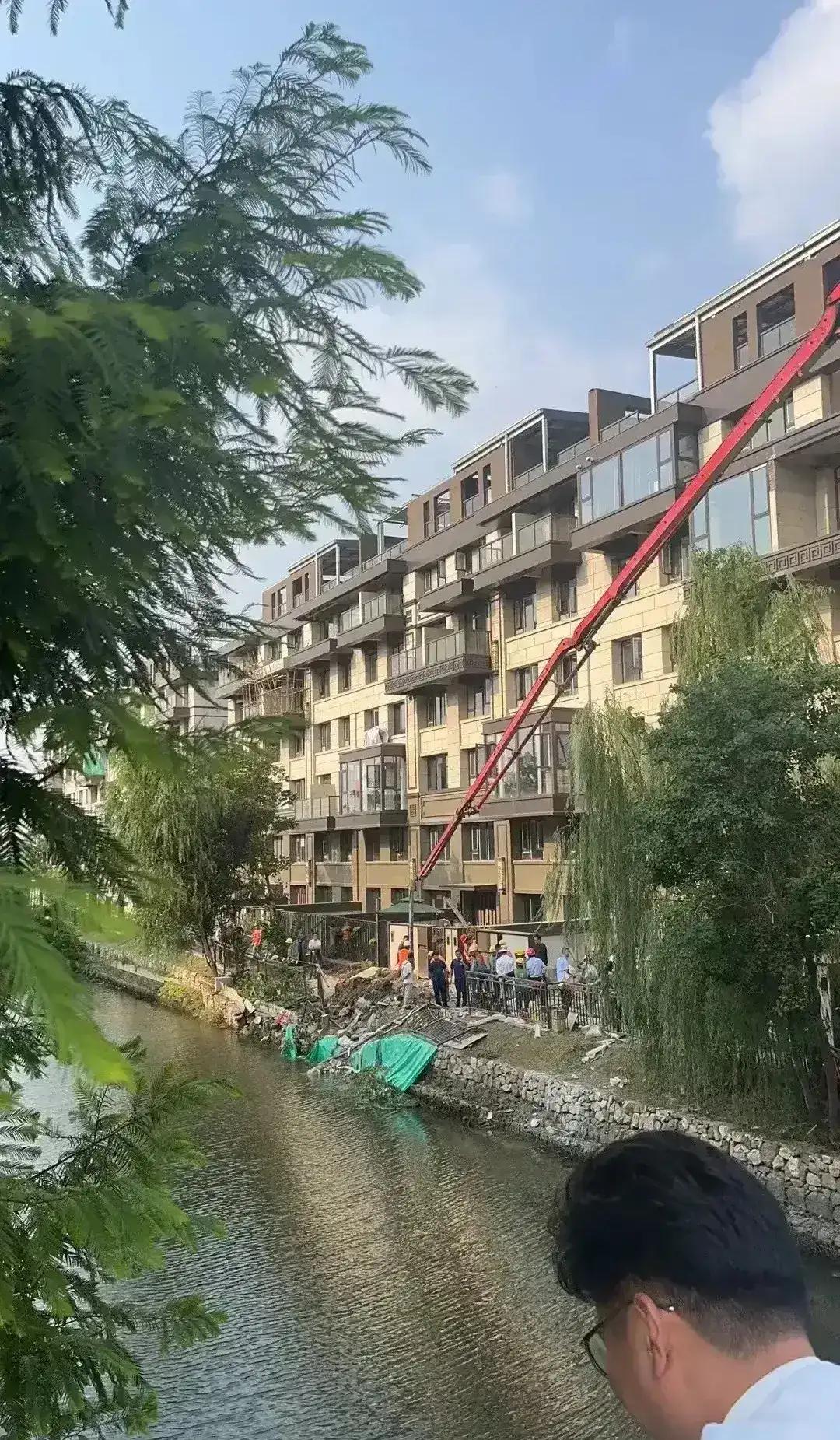 近日，南京建邺江心洲桃花园二期一业主大哥，在自家别墅小院动工挖土时，没想到突然挖