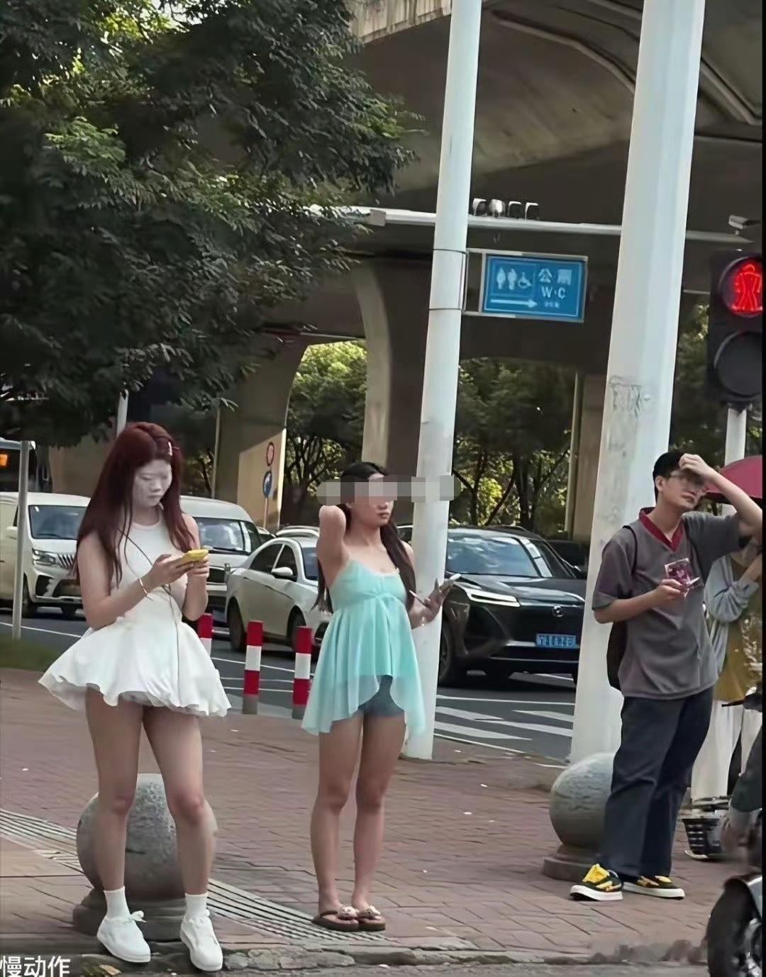 真想冲到面前和她说 不会化妆就不要化妆了 