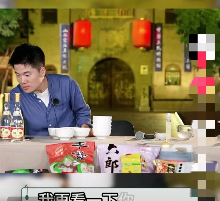 笑死了！近日，董宇辉正在介绍碗时，无意间瞅到评论区一个重要的信息！一位昵称为“阿