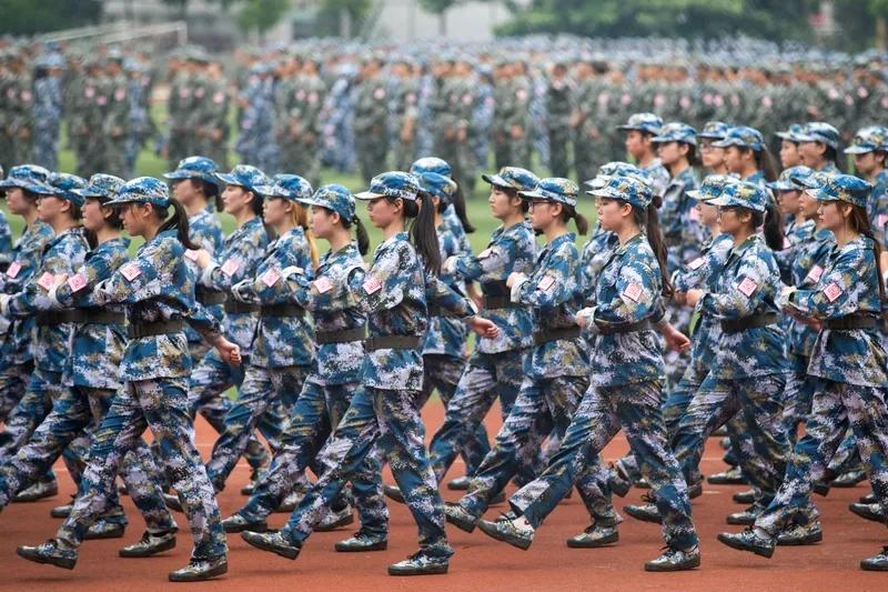 这是一种独特的军训体验，有助于培养学生的尚武精神。传承尚武体验，青年一代，血气方