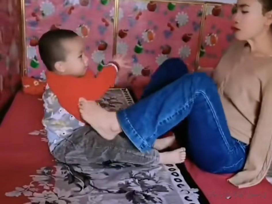 这位年轻的母亲，虽然没有双臂，但她却拥这个世界上最纯真、最无私、最彻底的母爱。